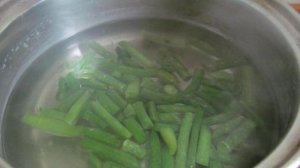 Теплый картофельный салат с фасолью