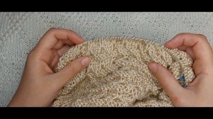 Бесшовный свитер спицами с объемным узором из протяжек. Подробный мастер-класс