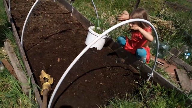 РАБОТА НА ОГОРОДЕ . смотреть онлайн