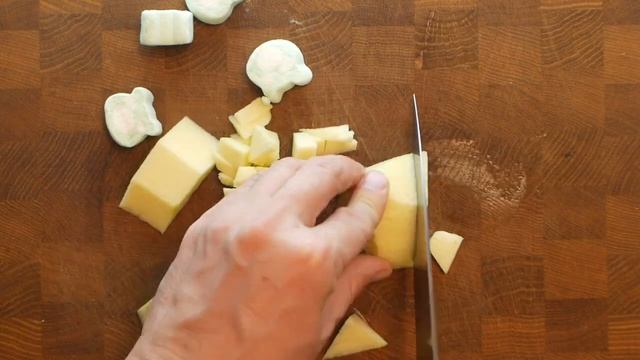 Яблочный десерт с карамелью, свежими яблоками и яблочным маршмеллоу
