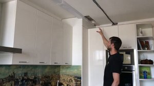 Кухня с вентиляционным коробом. Как спрятать трубу от вытяжки?