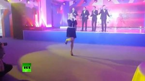Мария Захарова станцевала калинку для журналистов