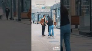 ПРАНК. Дарит девушке цветы при её парне.