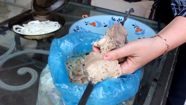 Берем пакет и мясо. Так вы точно не делали! Шашлык в пакете. Приятно удивил.