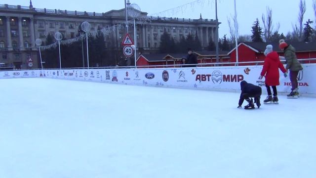 Приколы на льду ⛄️ Как правильно падать❓ смотреть онлайн