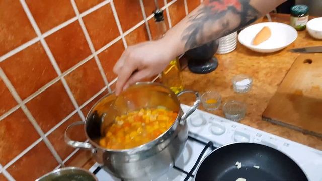 Тыквенный крем суп с сыром и паста песто