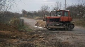 Бульдозер  ДТ 75 строит дорогу