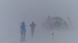 Сильный ветер на финише забега Red Fox Elbrus Race 2023