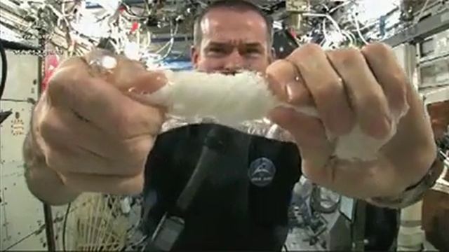 Попытка выкрутить тряпку в космосе смотреть онлайн