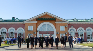 В Абакане на вокзале сотрудники силовых структур и военнослужащие спели фронтовую песню «Катюша»