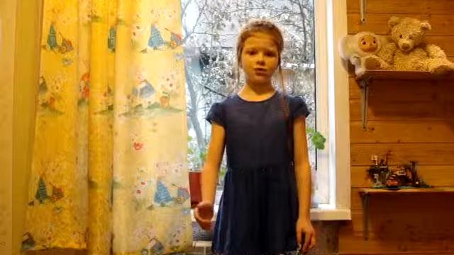 Страна читающая — Арина Мертин читает произведение «Стрекоза и Муравей» И. А. Крылова смотреть онлайн