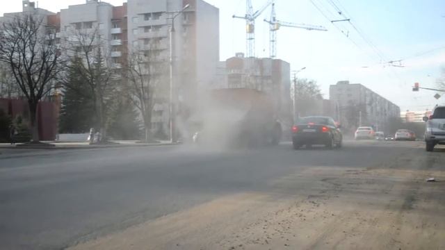 Уборочная техника поднимает пыль при уборке улиц Смоленска. смотреть онлайн