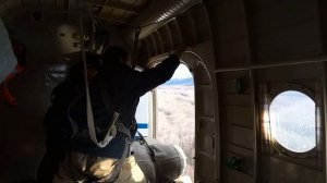 Сброс груза с самолёта и десантирование парашютистов