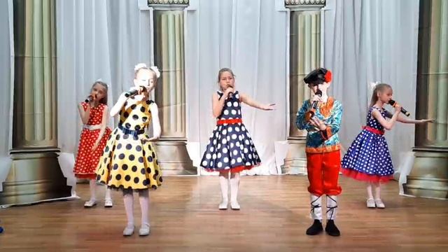 "Согревает солнышко", Исполняет: Вокальный ансамбль "Карамелька"