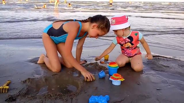 ВЛОГ) Третий день на море. Часть 1. Ярина ест лошадиный сахар))) смотреть онлайн