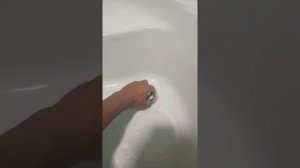 Медленно уходит вода с душевой кабинки, ванная