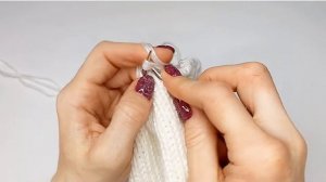 Комплект для новорожденного спицами/ шапочка на завязках / шарфик с косами/ от 0 до 3 месяцев / Ч.1