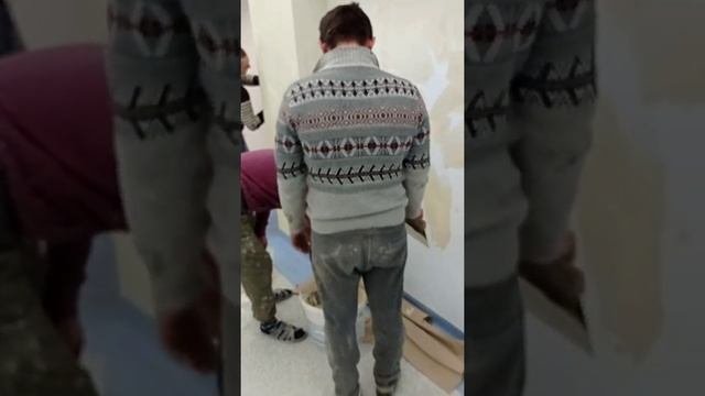 Клеим Линолеум на Стену на Клей.