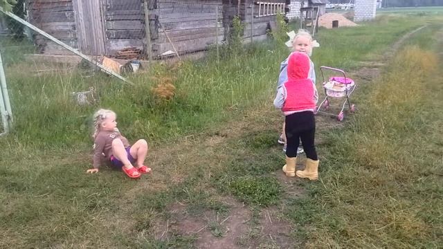 Дети играют бесятся в деревне летом смотреть онлайн