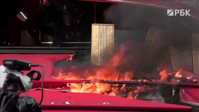 Протестующие подожгли любимый ресторан Макрона в Париже