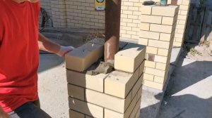 Забор. Кладка коллоны из силикатного кирпича.
