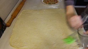 Розочки с цукатами и орехами из дрожжевого теста.