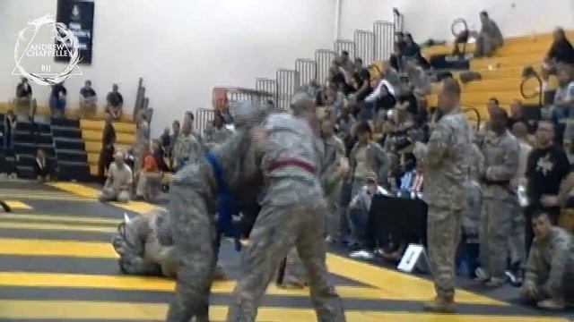 U.S. Army Combatives Tournament - Andrew Chappelle VS Pro Fighter Soldier смотреть онлайн
