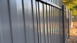 Установка Забора из профнастила графит Ral-7024