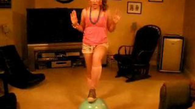 Девушка неудачно прыгнула на шарике смотреть онлайн