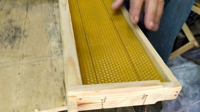 Наващивание пчелиных рамок полосками вощины. смотреть онлайн