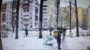 Подростки набросились на курьера-мигранта в Петербурге.