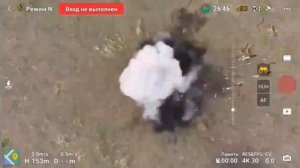 Летающий беспилотник русских операторов уничтожил украинский наземный дрон.