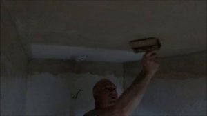 Штукатурка  с использованием стеклотканевой  сетки защитит ваши стены и потолок от трещин .