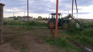 ПЕРЕВОЗИМ РУЛОНЫ СЕНА с поля и складируем на месте хранения. Работаем с удовольствием!