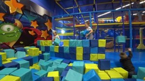 Детские батуты видео  Парк развлечений для детей