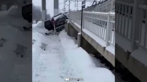 ДЕВУШКА В  МАШИНЕ УПАЛА НА ЭЛЕКТРИЧКУ