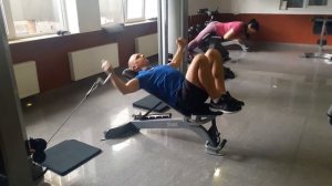 Сведение рук в кроссовере лежа 30° (верх груди)