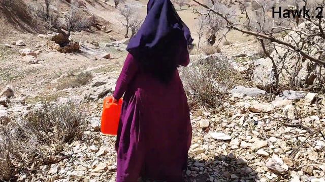 Under a rock: the cameraman's unreserved support of mother and daughter in the mountains смотреть онлайн