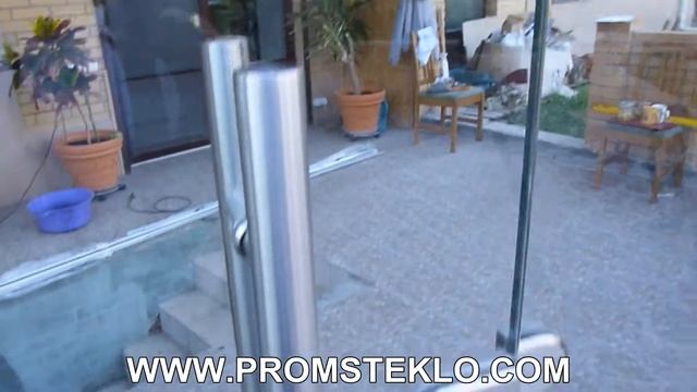 Стеклянное ограждение веранды с маятниковой дверью смотреть онлайн