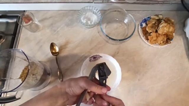 Минтай под чесночно-ореховым соусом.
