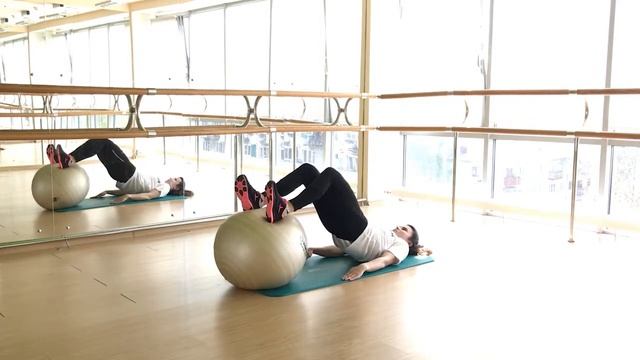 Ягодичный мост с помощью фитбола смотреть онлайн