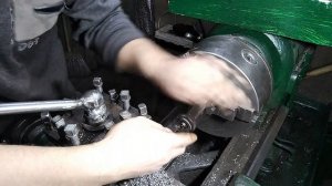 НАРЕЗАЮ РЕЗЬБУ НА ТОКАРНОМ СТАНКЕ ТВ320 ШАГ 1.5 С РЕМЕННОЙ ГИТАРОЙ.