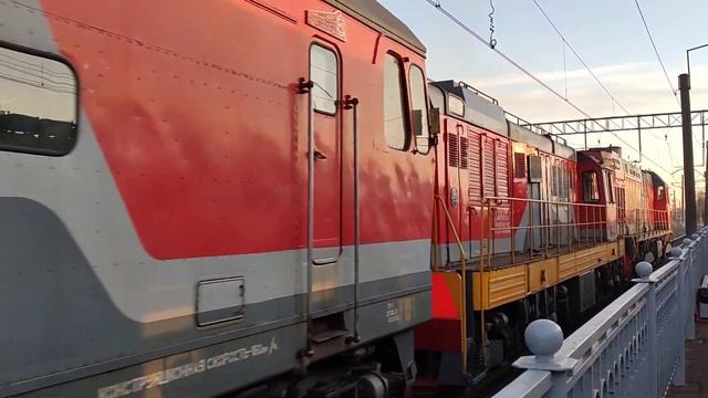 Сплотка тепловозов: ТЭП70-0096,ЧМЭ3-4885,ТЭМ7А-0166, ст. Шушары, г.СПб, 15.11.2021г. смотреть онлайн