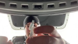 Замена лампы, в подсветке багажника Kia Rio 3