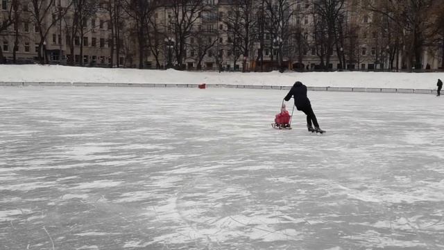 Как ушатать ребенка на катке. Дрифт на санках смотреть онлайн