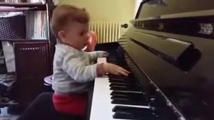 Малыш играет на пианино