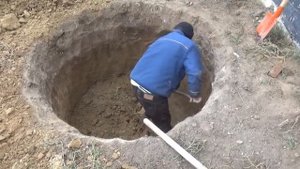 Копаю яму сливную круглую с переливом.
