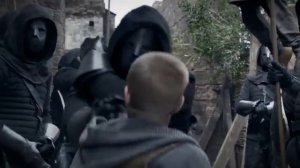 Король Артур проходит крещение улицей - Меч короля Артура (2017)