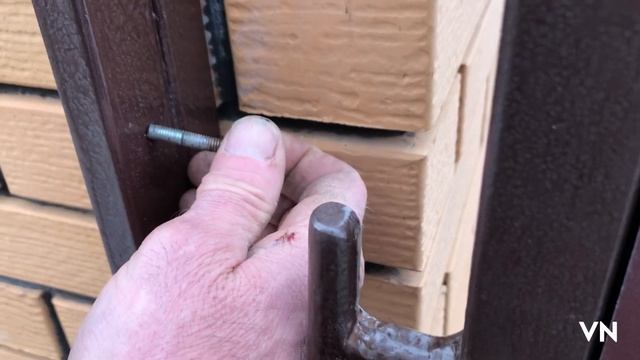 ПРОСТЕЙШИЙ ЗАСОВ для ОТКАТНЫХ  ВОРОТ своими руками