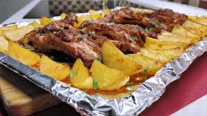 Самый ПРОСТОЙ РЕЦЕПТ без заморочек, все сложили и забыли! Вкуснейшие СВИНЫЕ РЕБРЫШКИ с картошкой.mp4